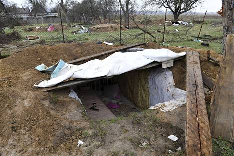 Venäläisten sotilaiden talon pihamaalle kaivama nukkumapaikka Andriivkan kylässä Ukrainassa 20. huhtikuuta.