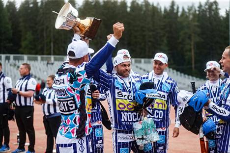 Itä juhli miesten arvo-ottelun voittoa kiertopalkinnon kera.