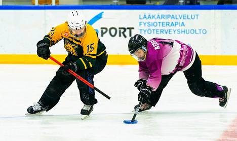 Viivi Hakanen (vas.) keräsi tehot 3+1 Pinja Bergströmin Helsinki Ringetteä vastaan sunnuntaina, kun tupsukorvat tehtailivat taululle murskaavat voittolukemat 12–2.