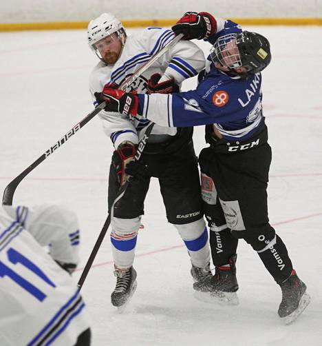 VaPS Hockeyn Leevi Laikko (oik.) sai vastustajan kyynärpäästä kasvoihinsa ja vastustaja 2 minuutin jäähyn.