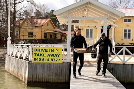 Tuomas Levanto ja Ville Vuorio veivät ruokaa veneilijöille viime vuonna Rantamakasiinin laiturilla. 