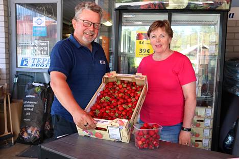Tepe-puodin Teuvo ja Anne Uusimäki ottivat mansikat valikoimiinsa tänä kesänä.