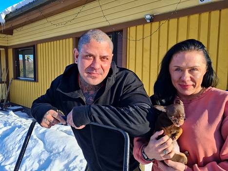 Sastamalalaiset Mikko ja Henna Mäkinen kertovat rakkaustarinansa Unelmahäät-ohjelmassa. Hennan sylissä uusi perheenjäsen, chihuahua Hippu.