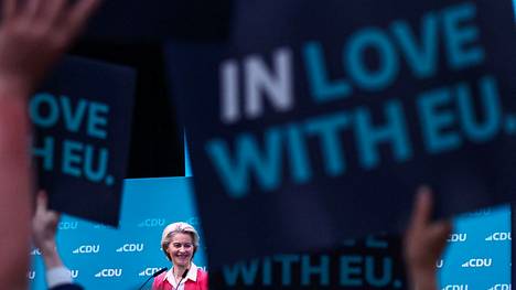 Euroopan komission puheenjohtaja Ursula von der Leyen hymyilee kristillisdemokraattien puoluekokouksessa Berliinissä 8. toukokuutta. Saksan kristillisdemokraatit kuuluvat Euroopan parlamentin suurimpaan ryhmään, keskustaoikeistolaiseen EPP:hen.