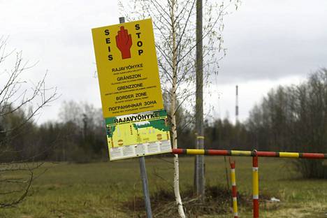 Svetogorskin sellu- ja paperitehtaan piippu Vuoksen vastarannalla Venäjän puolella näkyy rajavyöhykkeelle Imatran Räikkölässä 12. toukokuuta 2022.