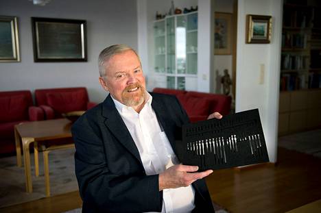 Professori Pertti Törmälä kuvattiin Aamulehteen vuonna 2015, kun hän täytti 70 vuotta. Törmälä on ollut uranuurtajana kehittelemässä biohajoavia implantteja.
