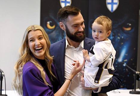Tim Sparv, hänen puolisonsa Jitka Novackova ja tyttärensä Leah Helsingissä 20. joulukuuta Palloliiton tiedotustilaisuudessa, jossa Sparv kertoi lopettavansa pelaajauransa.