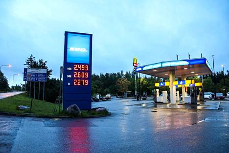 Suomessa polttoaineiden hinnat olivat korkeimmillaan alkukesästä. Sen jälkeen myös raakaöljyn hinnat ovat olleet laskussa.