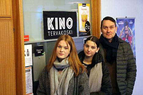 Henna Riikonen, Sonja Virtanen ja Sami Uotila kertoivat helmikuussa leffakilpailun etenemisestä.