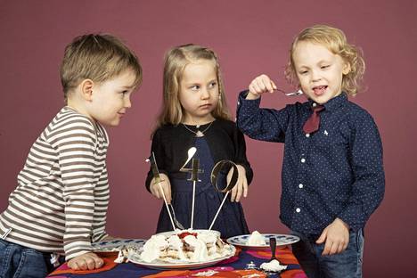 Eliel Saarenheimo, Else Veijonen ja Roni Poutanen pistivät mansikkakakkua poskeensa ja poseerasivat samalla valokuvaajalle studiovalojen loisteessa. Lasten kuvauksen jälkeen kakusta riitti vielä tarjottavaa myös heitä saattaneille aikuisille.