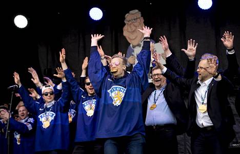 Leijonat juhlivat maailmanmestaruutta Tampereella toukokuussa 2022.