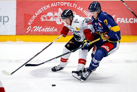 Jouka Juhola väänsi kiekosta Pavol Skalickyn kanssa ottelussa Lukko–Ässät syyskuussa.