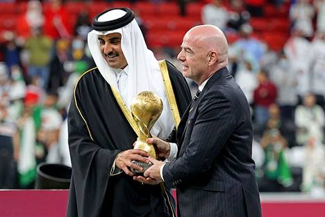 Qatarin hallitsija Tamim bin Hamad al-Thani ja Fifan puheenjohtaja Gianni Infantino pitelivät MM-pokaalia käsissään Al-Bayt -satadionilla viime joulukuussa.