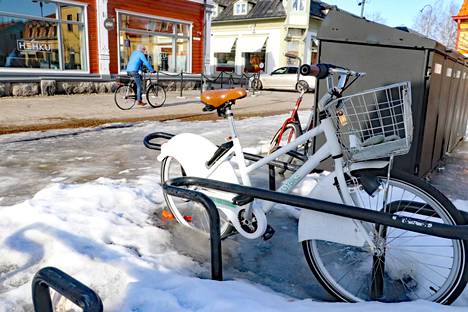 Rauman vuokrakulkuneuvotarjonta on monipuolistumassa keväällä sähköpotkulaudoilla.    Vuonna 2019 vuokrattavaksi tulivat kaupunkipyörät, joista yksi on talvehtinut Vanhassa Raumassa torin pyöräparkissa.
