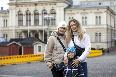 Iryna Katrenko kävi äitinsä ja poikansa kanssa katsomassa Tammerkoskessa pidettyä valonäytöstä. He olisivat halunneet nähdä myös Ilveksen tai Tapparan jääkiekko-ottelun areenalla, mutta vierailun aikana areenassa pelattiin vain NHL-otteluita, joiden liput olivat kappaleelta yli 200 euroa.