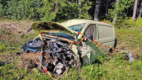 Keski-Suomen pelastuslaitos sai juhannuksena ilmoituksen pakettiautosta, joka ajoi ylinopeudessa vastaantulevien kaistan kautta ojaan. Kuljettajaa epäillään muun muassa huumausaineiden käytöstä.