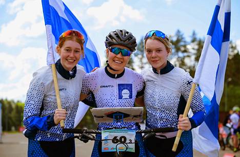 Seuratasolla pirkanmaalaista Hiiltomiehiä edustava Pihla Häkkinen (vas.) sekä Pyrinnön Kaarina Nurminen ja Silja Yli-Hietanen juhlivat viestimestaruutta 20-vuotiaiden naisten sarjassa.