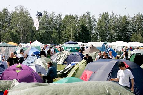 Kirjurinluodon väliaikainen leiritä on ollut takavuosina melkoista kaaosta. Kuvassa RMJ:n juhannusfestivaalin leirintätunnelmia vuodelta 2008.