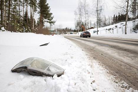 Postin jakeluauto ja henkilöauto kolaroivat pahoin Lempääläntiellä Tampereella ennen iltakymmentä keskiviikkona. Torstaina onnettomuuspaikalla lojui maassa autonosia. 