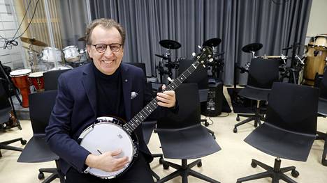 Yksi lyseon koulun musiikkiluokan ylpeyksistä on upouusi, viisikielinen banjo.