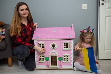 Yksi 4-vuotiaan Milana-tytön Suomessa saamista leluista on vaaleanpunainen nukkekoti. Uudessa kodissa Akaan Viialassa on myös Ukrainan lippu muistuttamassa Inna ja Milana Tsymbalin kotimaasta.
