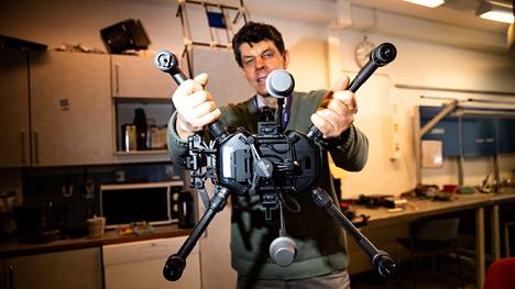 Tamkin teollisuusteknologian yliopettaja Antti Perttula kannattelee nelipotkurista Matrice 210 -dronea, jollaisella ihmisvirtoja saatetaan tarkkailla heinäkuussa Santalahden tapahtumapuistossa järjestettävän Piknik-festivaalin aikana.