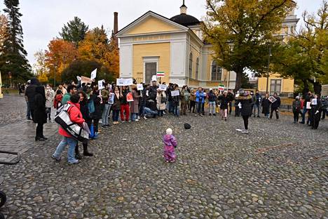 Iranin naisten tueksi pidettiin mielenosoitus myös Tampereen keskustorilla 1. lokakuuta.