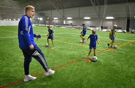 Pallo-Iirojen uusi lasten joukkueiden valmennuspäällikkö Jasper Ahonen painottaa, että nuorimmille pelaajille on tärkeää oma pallo. Kuva: Juha Sinisalo