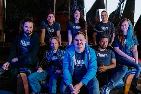 Tomi Toikka (edessä) toimii toimitusjohtajana Makea Gamesissa. Työntekijöitä on kahdeksan, kunnes lisää saadaan palkattua.