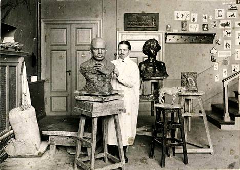 Mestari työssään. Emil Ceder­creutz työskentelee kollega Viktor Malmbergin ateljeessa keväällä 1904. Kuva on kirjan kuvitusta.