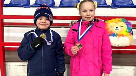 Staffan Kauppila ja Maija Mäkelä osallistuivat ensimmäistä kertaa taitoluistelukilpailuihin ja saivat mitalin kaulaansa.