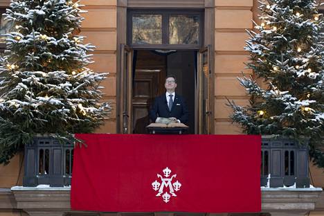Turun kaupungin protokollapäällikkö Mika Akkanen luki joulurauhan julistuksen Brinkkalan talon parvekkeelta Turussa jouluaattona 24. joulukuuta 2021.
