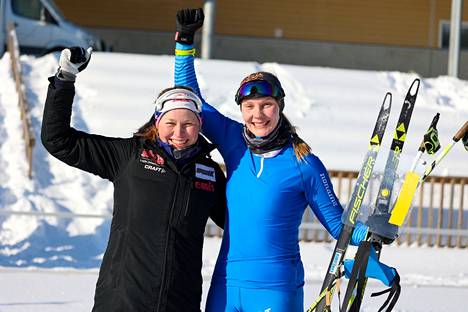 Keuruun Kisailijoiden Sonja Mörsky ja Sanna Pusa juhlivat ensimmäistä yhteistä sprinttiviestin SM-kultaansa lauantaina Joutsassa. 
