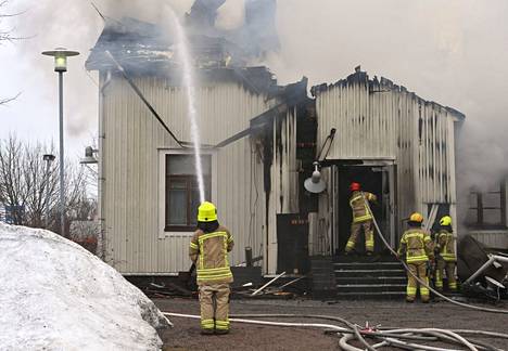 Pelastuslaitos yritti sammuttaa Perkkaan kappelin tulipaloa Espoon Leppävaarassa perjantaina 14. huhtikuuta 2022