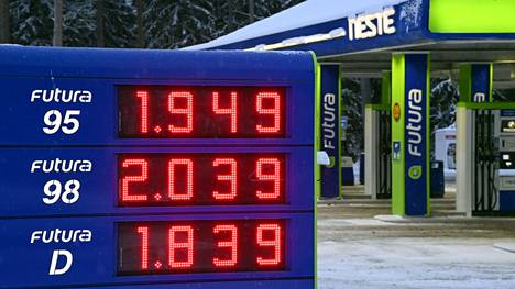 Kahden euron raja on ylittynyt polttoaineiden hinnoissa tammikuussa 2022. Hinnat olivat yhtä korkealla viimeksi lokakuussa 2021.