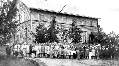 Kasabölen koulun  uuden osan vihkiäisiä vietettiin näin komeasti 31. elokuuta 1930.