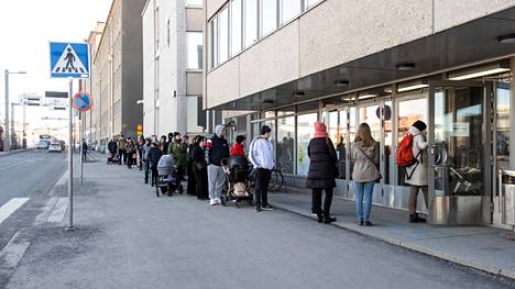 Lupapalvelut Tampereen pääpoliisiasemalla ovat ruuhkautuneet pahasti. Näin ihmiset jonottivat asemalle torstaina aamulla 21. huhtikuuta. 
