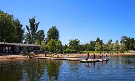 Tiistaina 7. kesäkuuta lämmin kesäpäivä sai uimarit liikkeelle Valkeakosken  Apian uimarannalla.