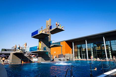 Tampereen maauimalan hyppytornista pääsee taas hyppimään ja altaisiin polskimaan 6. toukokuuta alkaen. Tällaisissa tunnelmissa vietettiin kesäpäivää uimalassa 14. heinäkuuta 2021.