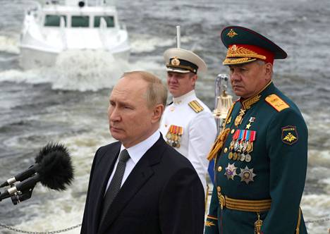 Vladimir Putin ja Sergei Šoigu osallistuivat Venäjän laivastonpäivän juhlallisuuksiin heinäkuun viimeisenä päivänä Pietarissa.