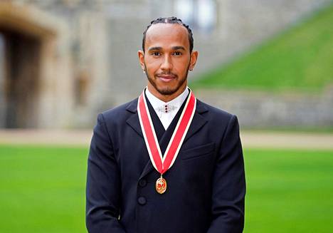 Lewis Hamilton lyötiin virallisesti ritariksi keskiviikkona Windsorin linnassa.