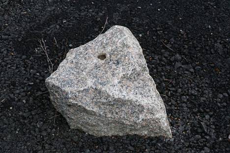 Kivi on kiinni todella tukevasti ja hievahtamatta. Kiven päälle on aikoinaan porattu pieni reikä. Lopulta kävi ilmi, että  kivi on tontin rajapyykki.