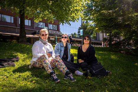 Jaana Brinck, Anni Brinck ja Tiina Räsänen viettivät Koskipuistossa aikaa jäätelön ja kahvin merkeissä. Kuvanottohetkellä jäätelöt oli jo syöty.