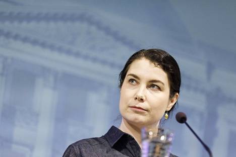 Ympäristöministeri Emma Kari (vihr.) kertoi hallituksen lisätoimista ilmastopäästöjen vähentämiseksi.