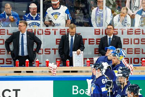 Jukka Jalonen (vas.), Mikko Manner ja Ari-Pekka Selin kokivat vuoden ensimmäisen tappion arvokisoissa.
