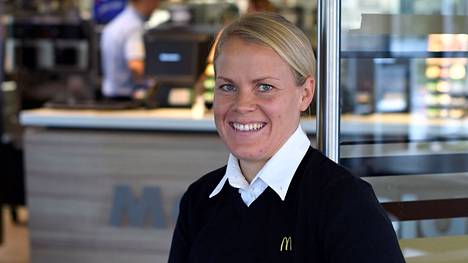 Kuvassa Johanna Junkkari kuvattuna vuonna 2016 McDonald’sissa.