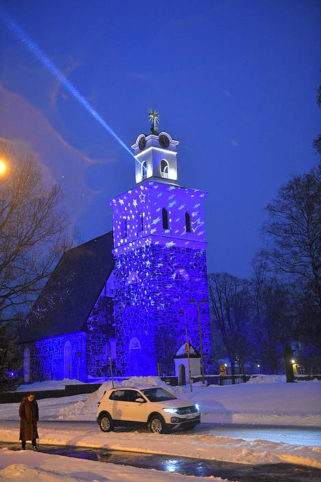 Pyhän Ristin kirkko pukeutuu siniseen tähtisateeseen perjantaina käynnistyneellä Lumen-valotaideviikolla. Kirkon seinän animaatioprojisoinnin tekijöinä on valotapahtuman teknikkakollektiivi. Kuva: Juha Sinisalo