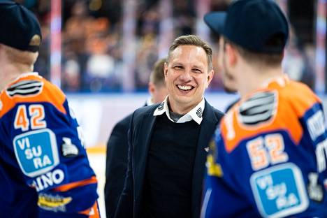 Jussi Tapolaa hymyilytti leveästi. Neljäs Suomen mestaruus ja pelaajien ilo lämmittivät päävalmentajan mieltä.