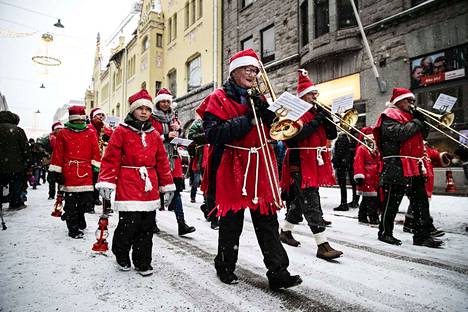 Partiolippukunta Kotkien soittokunta antoi jouluparaatille loistavan tahdin lumituiskussa.