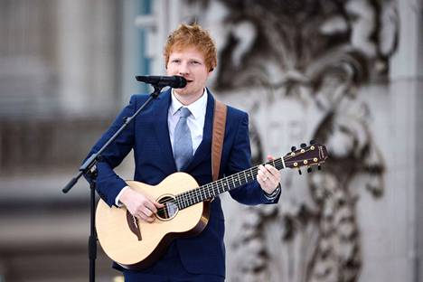Osana sunnuntain juhlallisuuksia kuultiin artisti Ed Sheeranin esitys. 